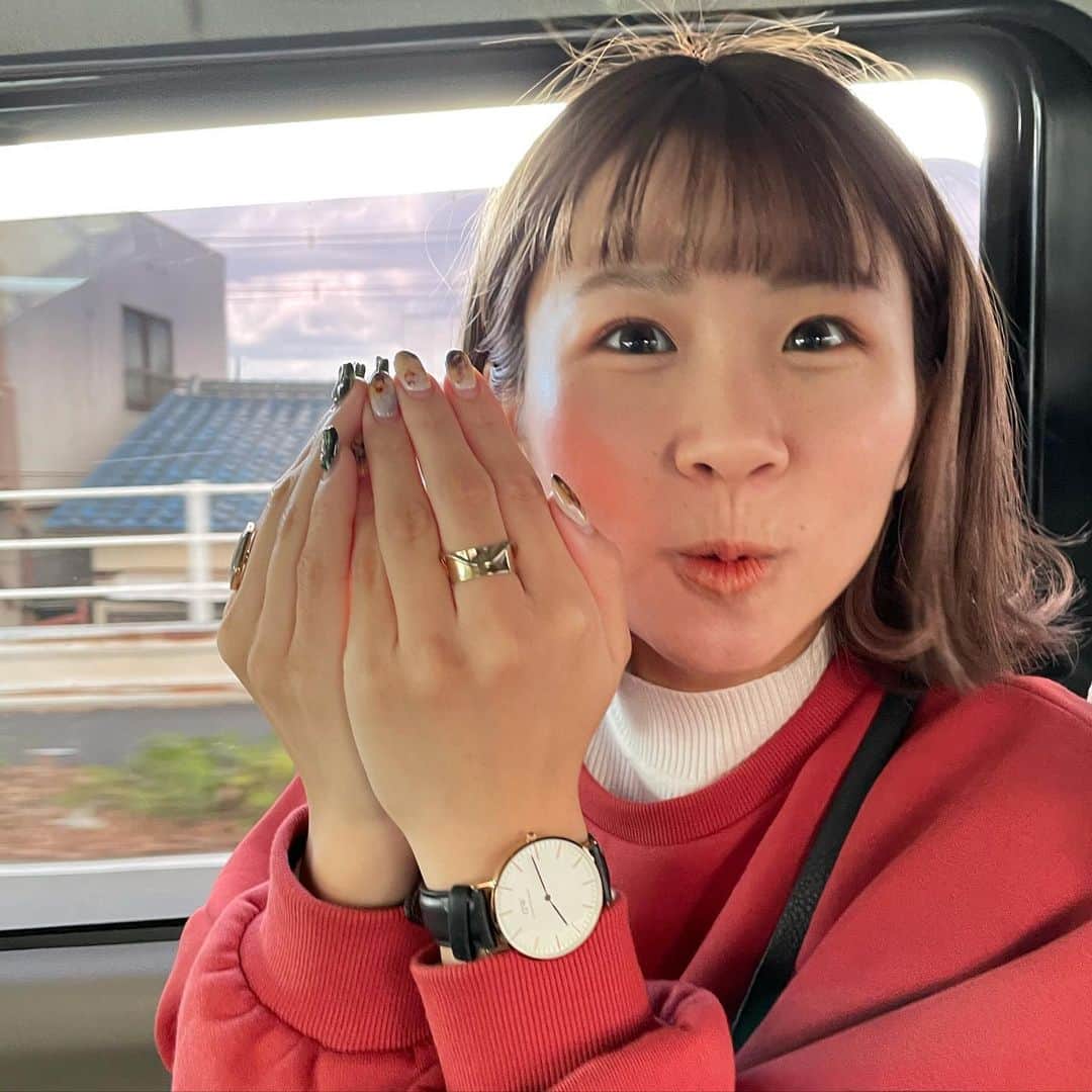 こう（夜のひと笑い）のインスタグラム：「今年も色々あったなぁ。 俺はこれだけは言えることがある。 いちえと夜のひと笑いのファンのことが大好きって事！ 来年から色々本気で頑張るつもりやねんなぁ〜！だからみんなも後ろついてきて！置いていかれないようにな、置いていかれてると思った人は、背中誰か押してあげて、先生も気付けたらその事気にかけるから、みんなでゴールしよ、冬やし今日外風強いし寒いけど、そーゆーときこその持久走やろ！！体あっためて持久力つけて、体力つけよや！あっ後みんなチャイムなったら次の時間移動教室やから早よ着替えてな、特に男子、早よ着替えな女子のみんな入られへんから！ はいっ、じゃぁ今日も頑張りましょう！ おいそんなみんなだるいみたいな顔すんなよ〜！一人がそんな顔したらそう言う雰囲気流れんねん！みんなでいい雰囲気作りしていこ！わかった！？はい、切り替えて授業始めます！号令誰？？ じゃぁ12月31やから全部出して7番挨拶して、はぃっお願いします🙇‍♂️ 男女あっち、女子こっちからスタートします！んじゃ別れて〜、も〜いちいち喋りながら動くなって！ぱっぱとメリハリつけてやろや、はい別れて！ 先生の笛の合図でスタートな！ よーい、「あけましておめでとう」  #なんかみんな感動する文書いてた #長いから俺もながくかいてみた #ごめんなさい酔ってます #来年から本気出します #見ててください」