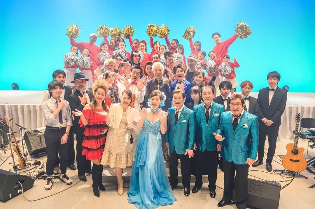 のインスタグラム：「2020年 本当に色んなことがありました。  1月に「輝く！昭和歌謡祭」を開催出来たことが、夢だったのかと思うほど。  エレクトロンホール満席のお客様。客席を練り歩いたり、みんなで大きな声で歌ったり。  この２ヶ月後には、今までできていた事が、当たり前じゃなくなって、コンサートやイベントも中止になって…  6月くらいから少しずつお仕事も復活しましたが、コンサートは相変わらず出来ず。  そんな中、ありがたい事に子供を授かり12月に家族が増えました。　 コロナ禍の中での妊娠という事もあり、より強く命の尊さを感じた一年でした。 生きてるってすごい事なんだと。  皆さんも不安な日々を過ごされてる事と思います。 まずは自分の体と心を大切にして生きましょう☺️  また楽しい事ができるように✨ その時は笑顔で会いましょうね✨‼️  2021年もどうぞよろしくお願いします😊」