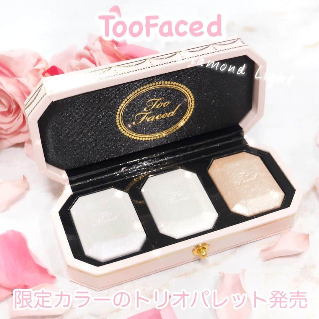 のインスタグラム：「🎀TooFacedのハイライター🎀﻿ ﻿ ﻿ ﻿ ＼ 2021年1日1日 発売🎁 ／﻿ ﻿ TooFacedのダイヤモンドハイライターから﻿ 限定カラーのトリオパレットが発売するよ🥺﻿ ﻿ ✔︎マルチユース ハイライター トリオ﻿ ¥5,000(税抜)﻿ ・バイオレットダイヤモンド﻿ ・ピンクアイス﻿ ・シャンパングロー﻿ ﻿ TooFacedのハイライトは﻿ 前から人気だったのは知っていたんだけど、﻿ ﻿ 宝石箱のようなパッケージが﻿ 持ち運ぶにはサイズ感がちょっとな〜なんて﻿ 思っていたところにこちら🤚🏻✨﻿ ﻿ 手のひらサイズで3色セット…！﻿  見た目も中身も可愛い…💋 ﻿ 既に先行発売分は品切れ？なのかな🤭﻿ ﻿ バイオレットダイヤモンドは﻿ ほんのりラベンダーカラーなので 目の下につかってくすみカバーも出来るし﻿ ピンクアイスは﻿ ホワイトに近いパールピンクで一番王道カラーなので 涙袋や目頭にも使えそう◎﻿  2色とも磨き上げたような肌になるから﻿ デコルテなんかにも良さそう〜👍🏻✨﻿ ﻿ 個人的に一番お気に入りな﻿シャンパングローは パール感がざくざくで﻿ラメ・グリッターっぽさもある。﻿ 一番煌めきのあるかわいさ☺️﻿ ﻿ 3色とも粒子が細かくて﻿ ふんわり発色なので使いやすくておすすめ✨﻿ ﻿ 数量限定なので是非チェックしてみてね😆💕﻿ ﻿ ﻿ ﻿ ﻿ @toofacedlovesjapan  #toofaced#diamondlight#ダイヤモンドライト#マルチユースハイライタートリオ#ハイライト#ハイライター#トゥーフェイスド#デパコス#限定コスメ#コスメレビュー#コスメスウォッチ」