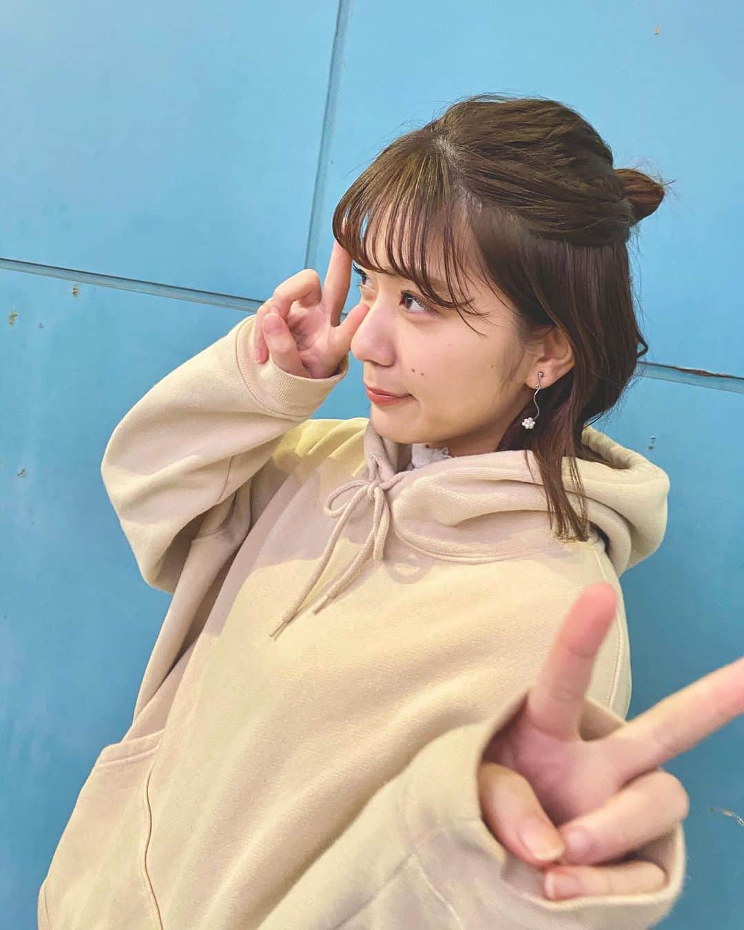 清水麻璃亜のインスタグラム：「* 2020年おわりますね✌︎✌︎ 皆さま、今年も１年間お疲れ様でした！ そしてありがとうございました〜！！ * 変化の多い１年で、これからどうなるのかなあって不安もあるけど、みんなで一緒に前向いて、健康でいましょうね🌼 * ファンの皆さんの応援のおかげでどんな時も楽しくお仕事ができました！ありがとうでいっぱい☺︎ 皆さんの今年の思い出聞かせてください☺️」