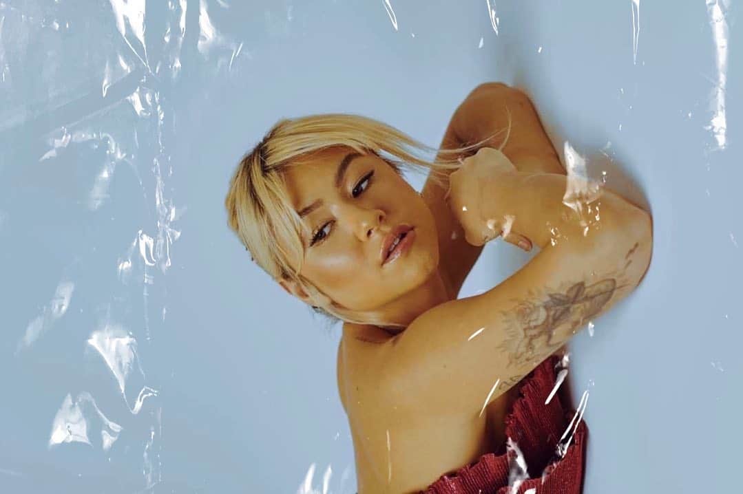 のインスタグラム：「Looking back at 2020. Simultaneously the fastest and slowest year of my life. A chapter I’ll never forget !!!! Feels like a lifetime in a years work, and with so much more to come. Heart on my sleeve still. HUNGER FOREVER X   Thankyou for being around in the upside down with me xxx Happy New Year」