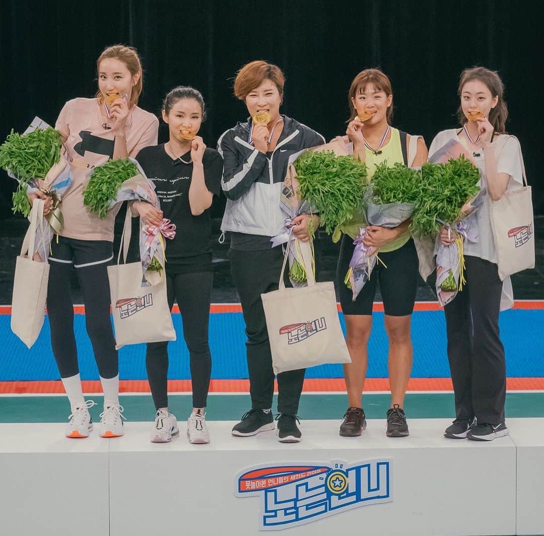 郭珉整のインスタグラム：「. 올 한해 응원해주셨던 많은 분들, 선물같은 인연들.. 진심으로 감사드립니다  내년부터는 사랑받은만큼보다  더 베풀 수 있도록 노력할께요 ❤️」