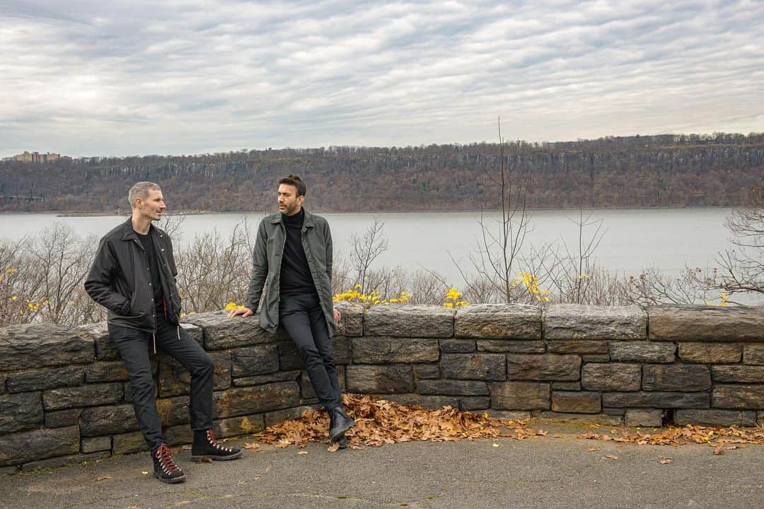 National Geographic Creativeのインスタグラム：「Photo by Kris Graves @themaniwasnt // Sponsored by @kiamotorsusa // Dipayan and Erik take in the view of the Palisades and the Hudson River during a stroll through Fort Tryon Park on their way to the Met Cloisters in Upper Manhattan, New York City. Erik is looking forward to being able to travel again. “I can't wait to connect with old friends, see family in California, and be able to explore new places,” he said. Dipayan is ready to celebrate all the birthdays, anniversaries, and achievements that happened in 2020. He yearns to share those important moments, in person, with his important people. // Tune in to Dick Clark’s New Year’s Rockin’ Eve with Ryan Seacrest live from Times Square on ABC to learn about how the #KiaSorento road-tripped across the country to deliver the iconic 2021 New Year’s Eve numerals to Times Square Plaza—just in time for the @rockineve ball drop. #KiaNYE」