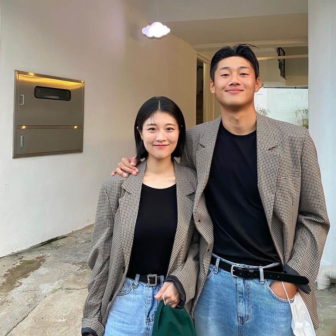 イム・ジンウのインスタグラム：「한해동안 모두 수고하셨습니다  앞으로도 행복하시고 복많이받읍시다 - #새해복많이받으세요 #あけおめ #happynewyear  - 내년에는 더 사랑해 나경아 축구도 나우셀렉트도 화이팅   #나우부부코디 #임진우데일리룩」