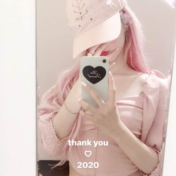のインスタグラム：「2020年ありがとうございました♡ 直接会える機会があまりなかったにも関わらず、沢山の方々と出会い、支えられ、色々な事に挑戦できた凄く濃いい1年になりました。 あと少しで次の年へと変わりますが、2021年も私の思う可愛いを、そして誰かが勇気をもつきっかけを作っていけるよう頑張っていくので引き続き悲撃のヒロイン症候群、つきうさチャンネルそして胡桃兎愛の応援をよろしくお願いします。  2021年みなさんに沢山の幸せが訪れますように！  良いお年を♡」