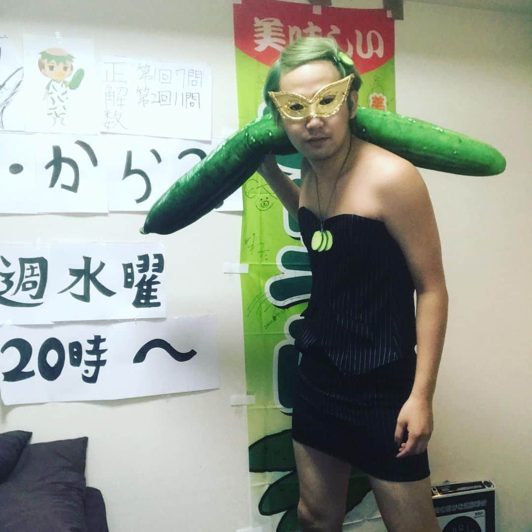 てつ丸のインスタグラム：「今年はいろんな人に助けてもらった一年でした！ 来年はいろんな人を助ける一年にしたいです！  今年一年おつかれサンキューリ🥒🥒🥒」