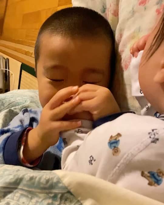 長澤和輝のインスタグラム：「理由はわからないが 3歳にも満たない甥っ子（兄）は 生後半年の甥っ子（弟）の指を両鼻に入れると ぐっすり寝れるみたい。  最近稀に見る幸せのカタチ。  いい年越しになりそうだ。2021  My nephew finds it relaxing to have his little brothers finger in his nose. #sweetdreams  I appreciate these little beautiful moments. #happynewyear」