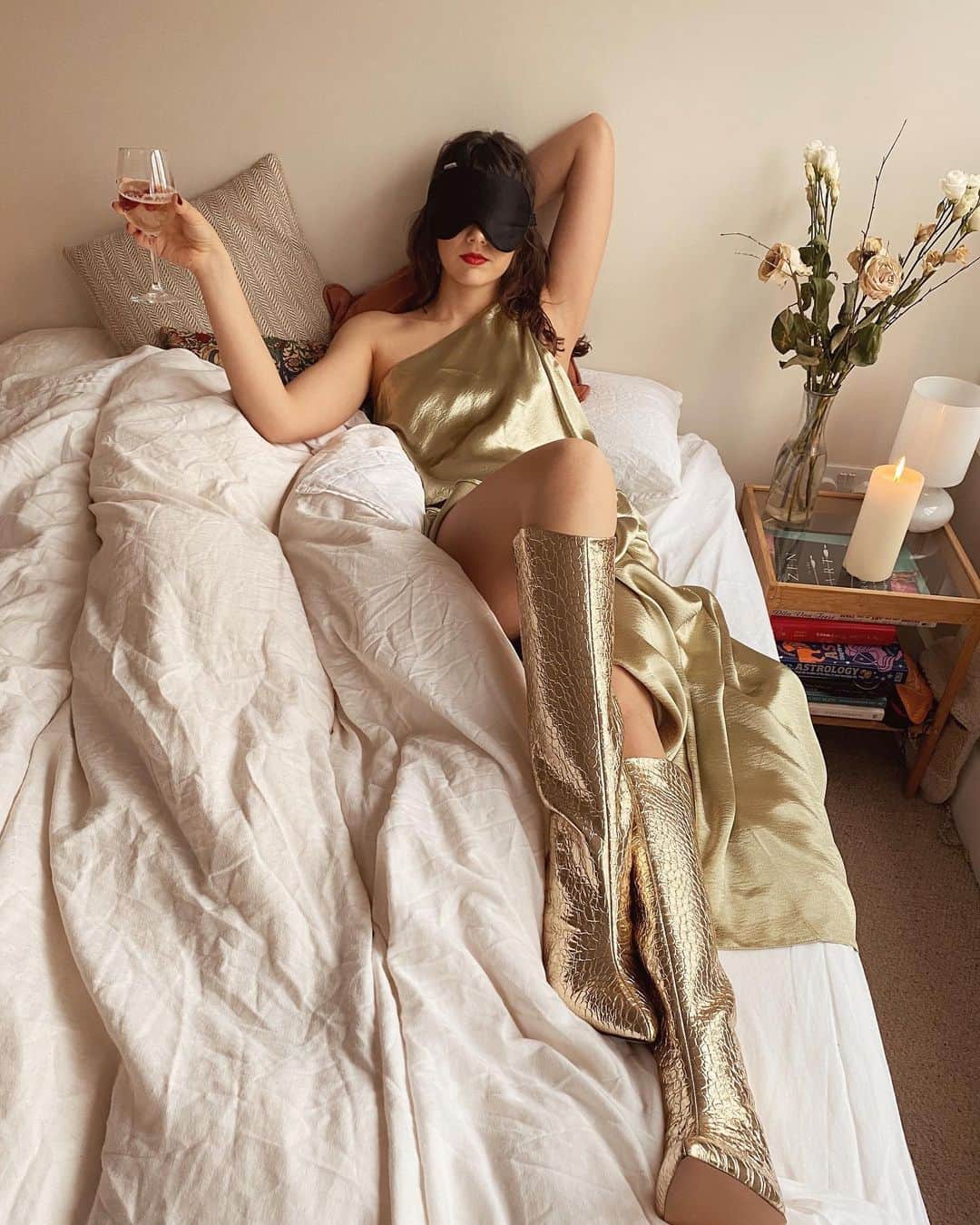 Amelia Zadroのインスタグラム：「Old mate Rona finally got me so we’re celebrating in bed today ✨ Happy New Year beautiful humans 🌷We’ve made it through a CRAZY year and we’re going into the new one stronger 💫 I think it’s amazing we can peer into each other’s lives/minds/consciousness from all around the world on this platform, sending love to you all and blessings for 2021 👑👑👑」