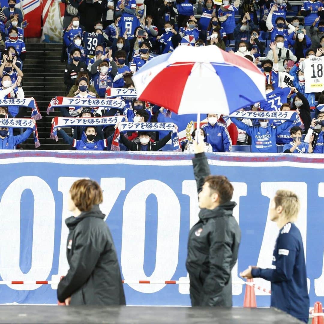 和田拓也さんのインスタグラム写真 - (和田拓也Instagram)「今年もありがとうございました。 色々な人に支えられてると感じられた一年でした。 来年は満員のスタジアムが戻ってきますように。。 それまで頑張っていきましょう！ 皆さま良いお年を！  #横浜fマリノス #fmarinos  #asics #dslightxfly4  #和田拓也」12月31日 23時37分 - takuyawada33