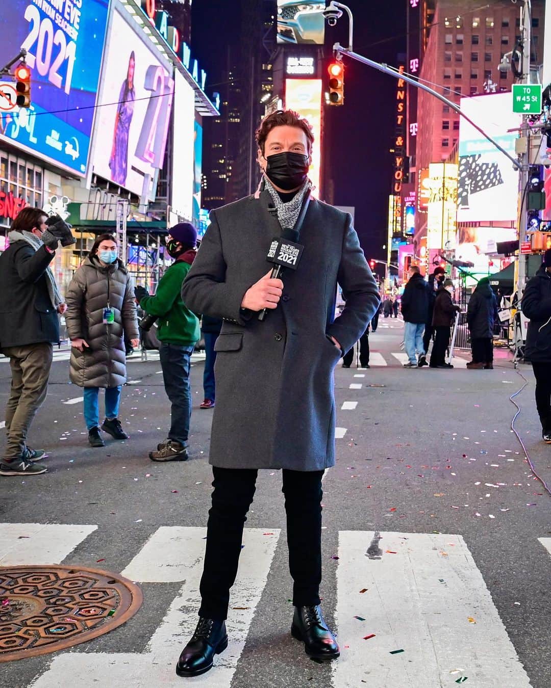 ライアン・シークレストのインスタグラム：「It was a big year for sweatpants. Decided to give my favorite pair a well-deserved break tonight. #RockinEve   Coat: @acnestudios  Turtleneck: @toddsnyderny Jeans: @paige  Gloves: @HestraGloves Boots: @taft」