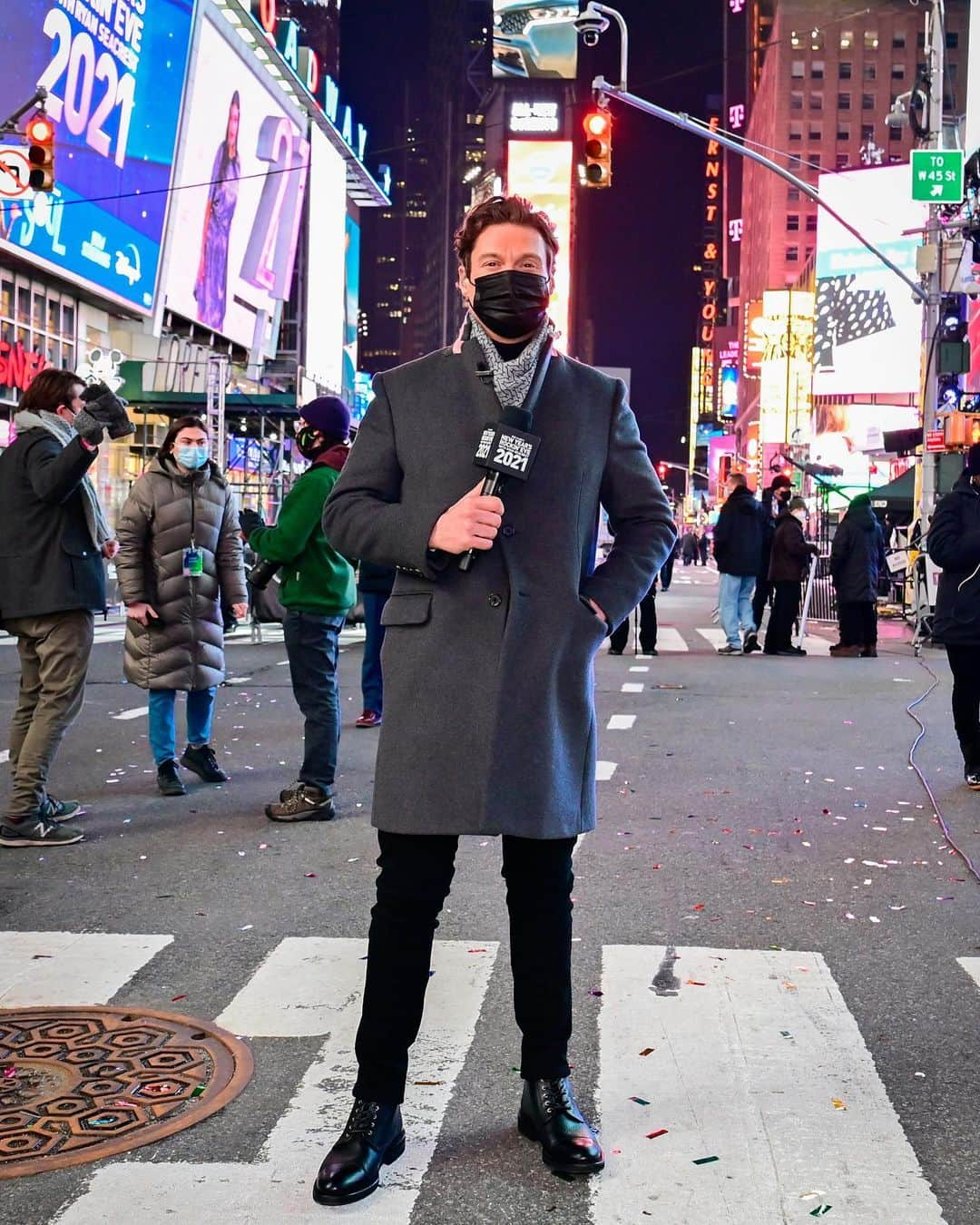 ライアン・シークレストさんのインスタグラム写真 - (ライアン・シークレストInstagram)「It was a big year for sweatpants. Decided to give my favorite pair a well-deserved break tonight. #RockinEve   Coat: @acnestudios  Turtleneck: @toddsnyderny Jeans: @paige  Gloves: @HestraGloves Boots: @taft」1月1日 10時35分 - ryanseacrest