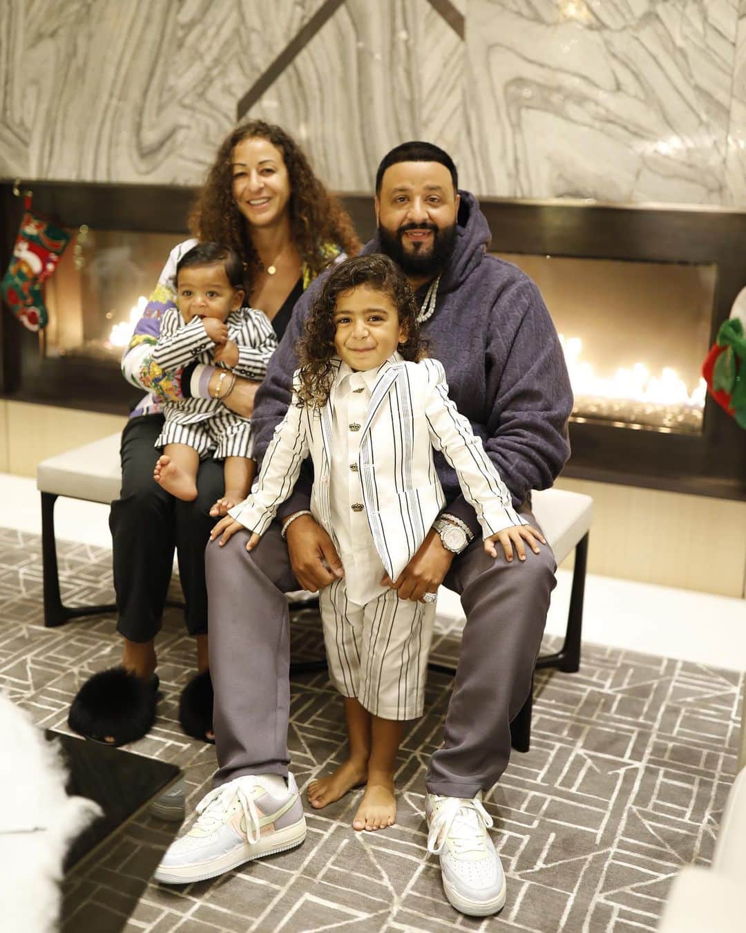 DJキャレドさんのインスタグラム写真 - (DJキャレドInstagram)「HAPPY NEW YEAR FROM THE KHALED FAMILY 🎊 MORE LOVE MORE BLESSINGS 🤲🏽 POSITIVE VIBES ONLY 2021  LETS BE GREAT BUT LETS S BE GRATEFUL 🔑  THE LIGHT🌞 IS LOVE ! GOD IS L❤️VE 🤲🏽 SWIPE TO FEEL THE LOVE ❤️」1月1日 10時35分 - djkhaled