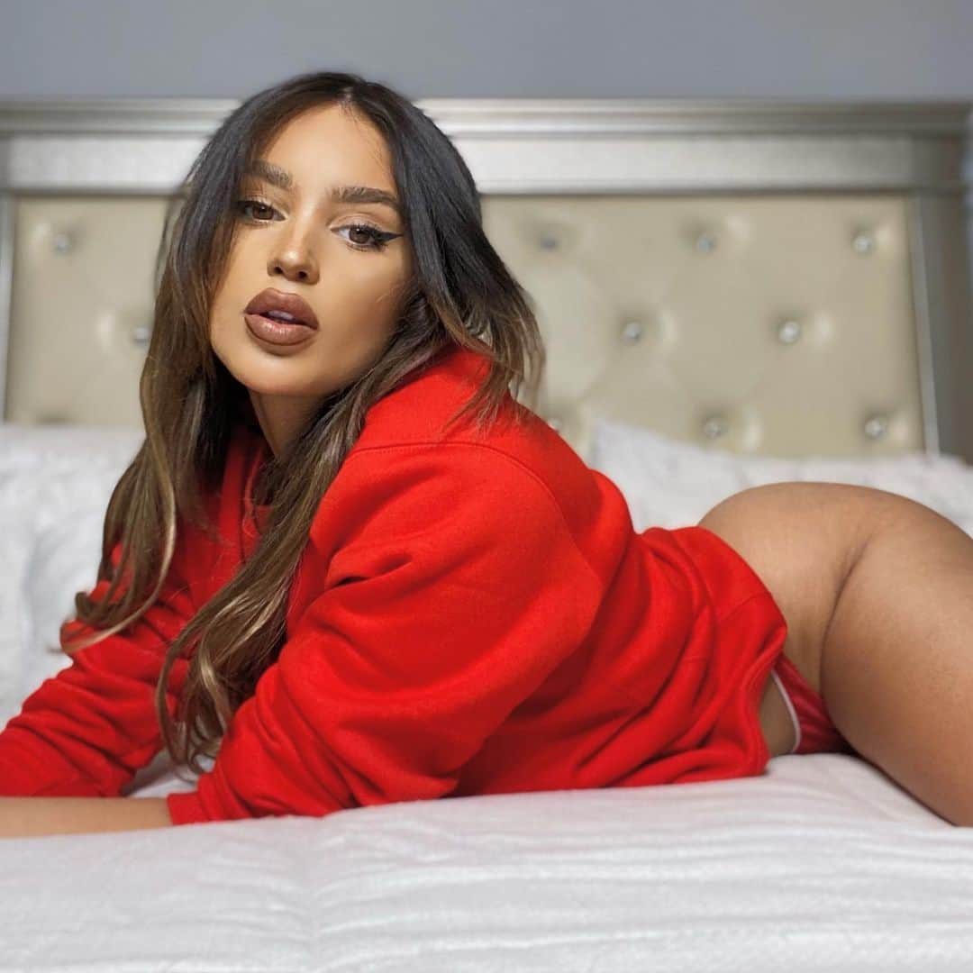 Val Mercadoのインスタグラム：「2020 sucked😳🥺😂. I love u guys for rocking with me though. May 2021 be better to us❤️ HNY💫🌟 @loungeunderwear」