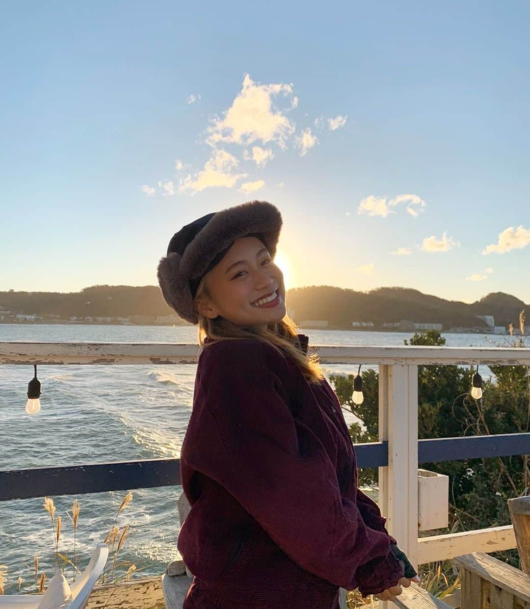 田辺莉咲子さんのインスタグラム写真 - (田辺莉咲子Instagram)「海で初日の出🏖☀️ 今年は去年よりもっともっと良い年になります様に🎍✨ コロナみんなで乗り切りましょうね‼︎  リーボックのセットアップにマリホジャ帽子で風邪予防🤧❄️寒いから皆さんお身体大切に、お気をつけてくださいませ🙌🏻 . I saw the first sunrise in the sea. Let's enjoy this year more. Let's get over the corona virus together👍🏻🎍」1月1日 9時00分 - risako_tanabe