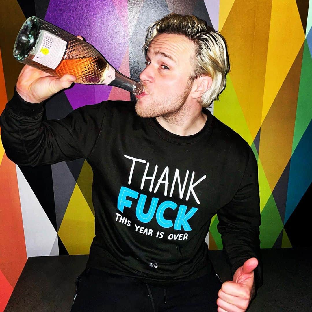 のインスタグラム：「Goodbye 2020 🤬🖕🏻Hello 2021 😎👍🏻 #happynewyear」