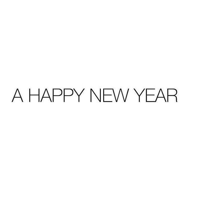veticaのインスタグラム：「🎍新年明けましておめでとうございます🌅  . ▼veticaよりお知らせ▼ . 年始は1/6（水）より営業スタートさせていただきます。 . （引き続き11：00〜19：00の短縮営業です）  冬季休暇中のご予約に関しましては オフィシャルサイト内よりweb予約が可能となっております。 .  より1人でも多くのお客様のご来店心よりお待ちしております✂︎ . #vetica  #hair  #harajuku #tokyo  #beauty  #fashion  #2021」