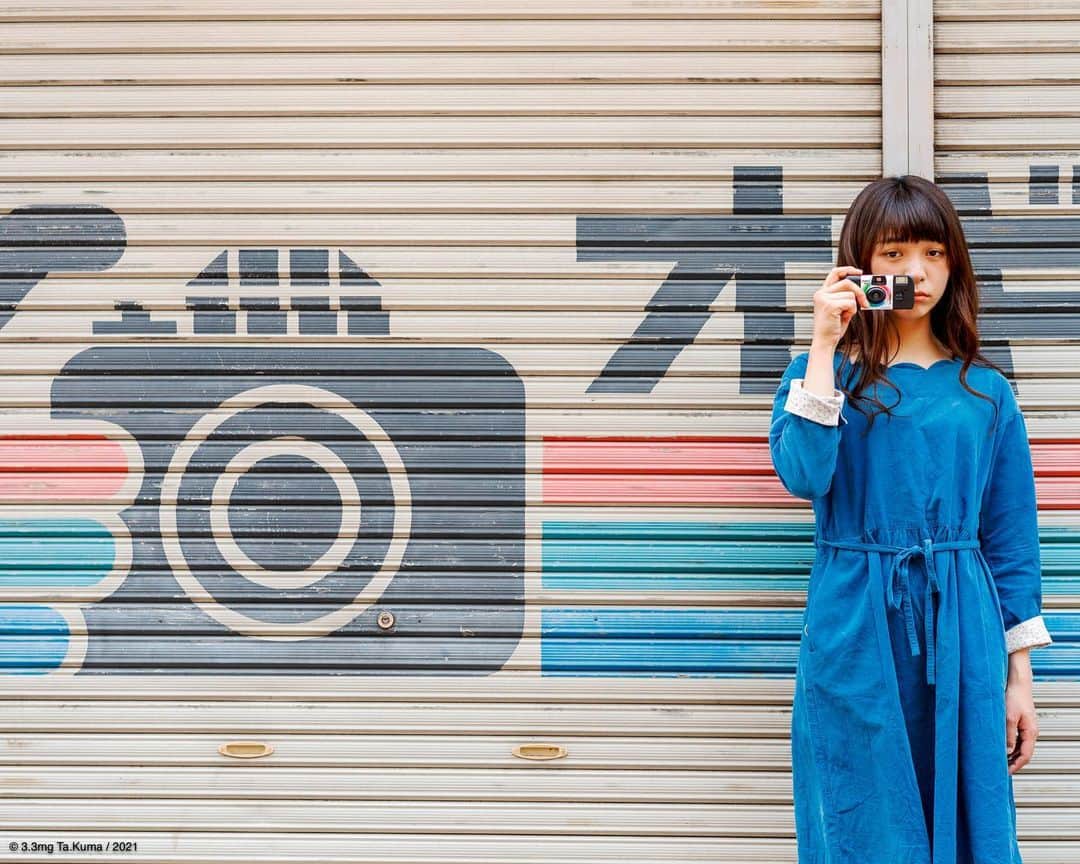 Kumaのインスタグラム：「写真の「壁」にぶつかった時は。。  ʕ•ᴥ•ʔ  Instagramやっていて嫌な事の方が圧倒的に多いけど、続けて良かったと思う1つは、#ザ壁部 に出会えた事。ロケハンは壁探しからだなぁ…と。視点を変えると「人物を置いてみたい壁」が意外と近くにあるものです。ココは仲六郷にある写真店。雑色(ぞうしき)という街の名前も好きで、よく通っています。で、誰か行きません？モデルさんからのお誘いお待ちしておりますw」