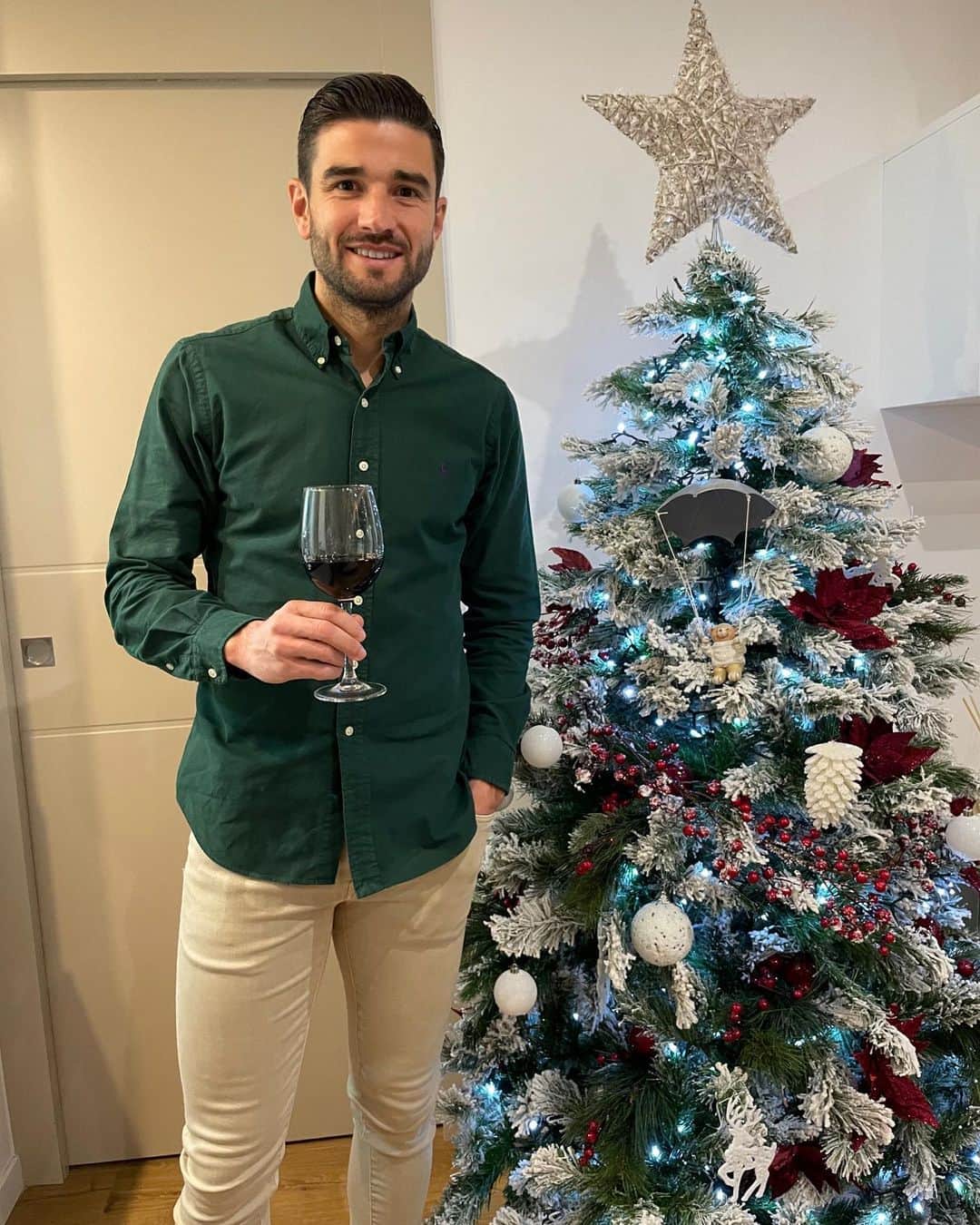 アントニオ・バラガンのインスタグラム：「Feliz 2021 🎆 SALUD, Amor & Felicidad 🤍💚」