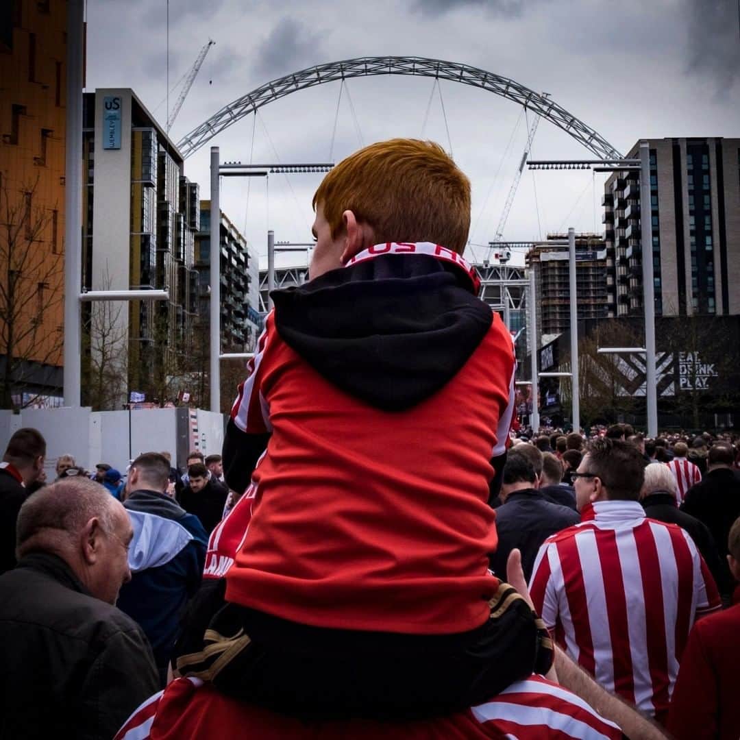 サンダーランドAFCさんのインスタグラム写真 - (サンダーランドAFCInstagram)「Together, we are Sunderland.   And one day soon, Sunderland will be together again.  Until then, keep supporting each other and on behalf of everyone @stadiumoflightofficial, we wish you a happy and healthy 2021 ❤️🤍  #safc #happynewyear」1月1日 9時05分 - sunderlandafcofficial