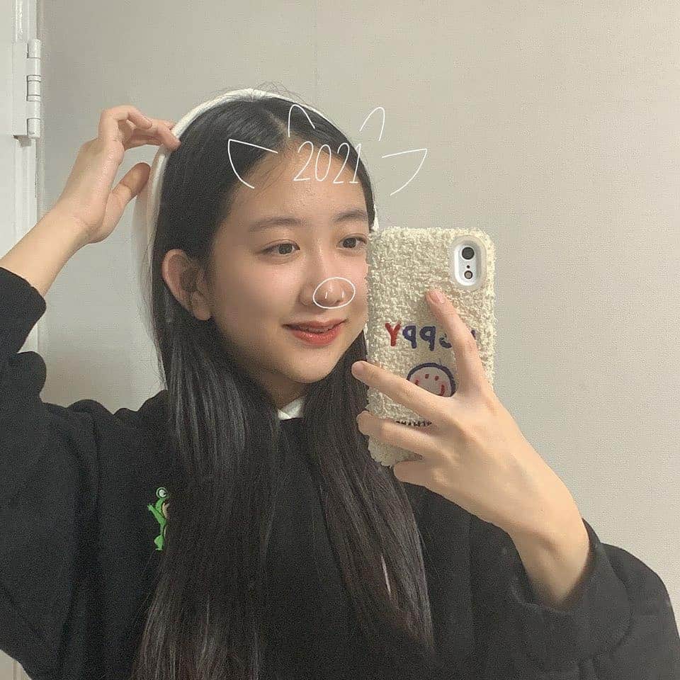 イ・チェミのインスタグラム：「#반가워2021 🐮  #새해복많이받으세요 🙇  #happynewyear 🤗」