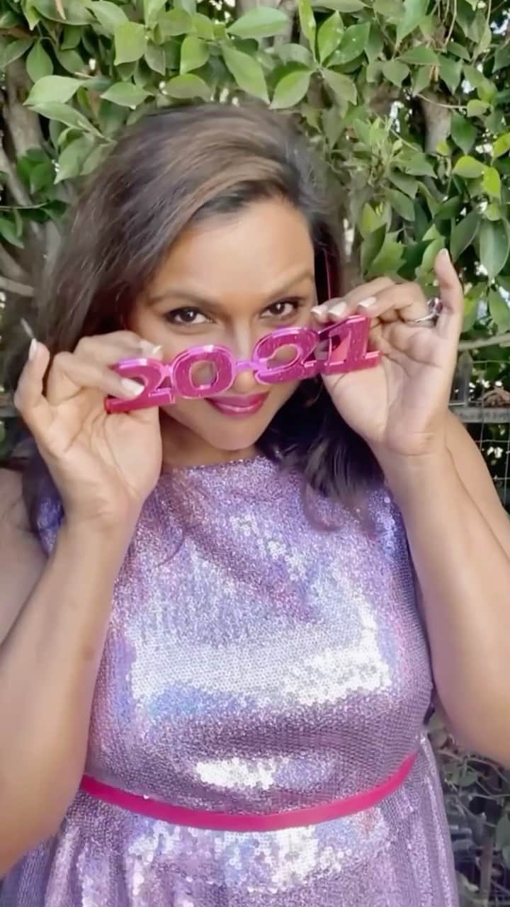 ミンディ・カリングのインスタグラム：「3...2...1… GOODBYE 2020!」