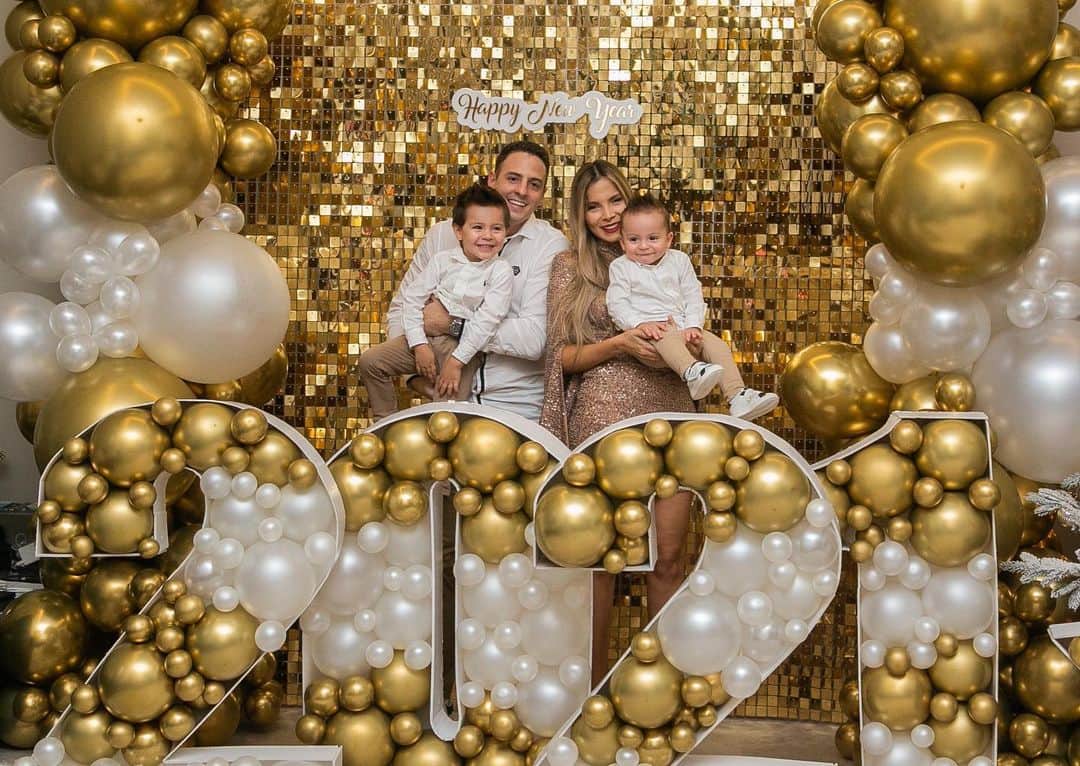 サンティアゴ・アリアスのインスタグラム：「Feliz año nuevo a todos!! 🎉🎊 esperó que este 2️⃣0️⃣2️⃣1️⃣ esté cargado de mucha salud, amor y prosperidad!! #familia #losamo ❤️😍」