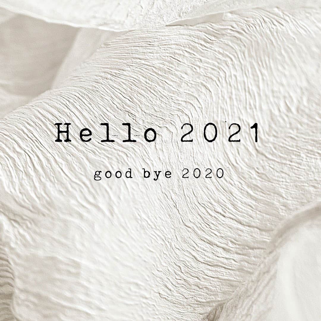 越川真美さんのインスタグラム写真 - (越川真美Instagram)「Hello 2021  皆様、あけましておめでとうございます🎍  昔から知ってくれてる人や SNSを通して、知ってくれた方、 いつもコメントやイイネしてくれる方、 本当にいつもありがとうございます👸🏼🤍  2021年皆さんにとって 良い1年でありますように…♡ 心より願っております！  #2021」1月1日 9時16分 - koshikawamami