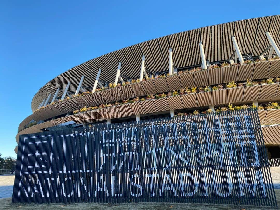 東京スポーツ・レクリエーション専門学校のインスタグラム：「＼学生の様々な学外活動・その③／ あけましておめでとうございます⛩🎍🌅 ・ 新年スタートの学生の学外活動はこちらから！ ・ 日本一を決める舞台を作る一員として 元旦早朝から学科の垣根をこえて 多くの学生が集まっています！ ・ #TSR #東京スポーツレクリエーション専門学校 #スポーツトレーナー科 #スポーツビジネス科 #こども保育スポーツ科 #アスレティックトレーナー養成科」