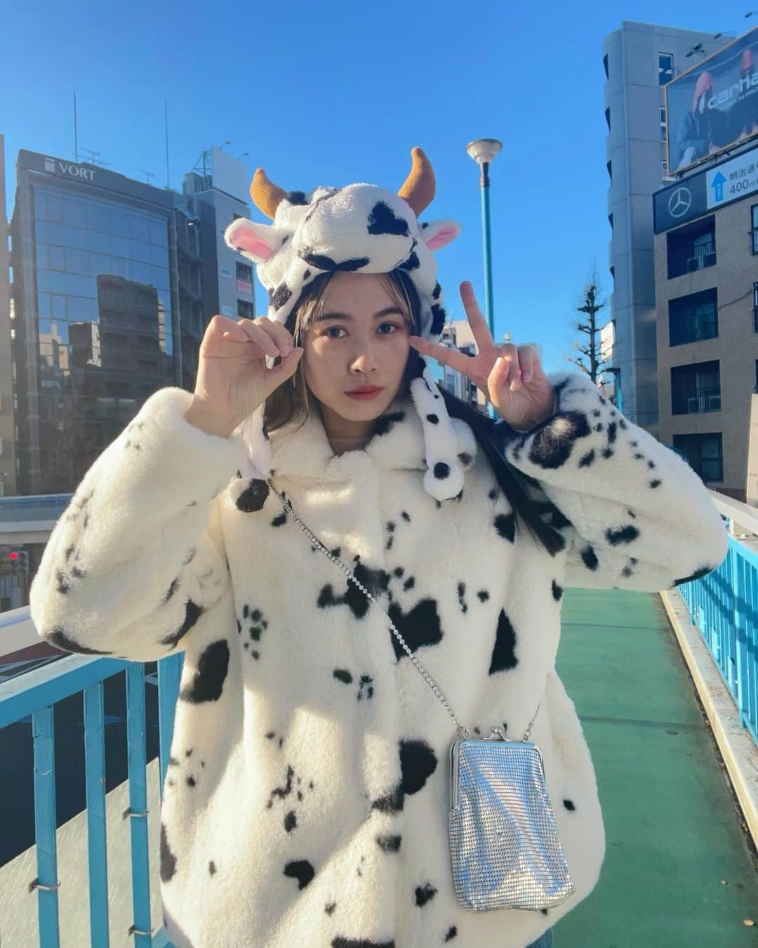 田中シェンさんのインスタグラム写真 - (田中シェンInstagram)「Happy New year2021🐄  いいね〜快晴じゃん！ 雲ひとつないよ！  今年の太陽は力強い🌅  あけましておめでとうございます🎍 みなさまに笑顔がたくさん 降り注ぎますように‼️😆  2021年もよろしくお願いします💫  田中しぇん  #shentastic」1月1日 9時14分 - shen_tanaka