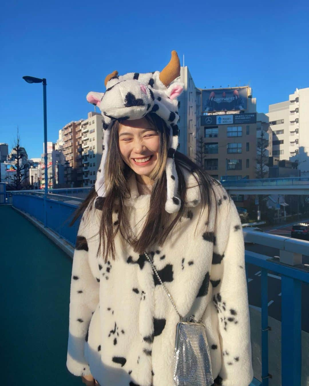 田中シェンさんのインスタグラム写真 - (田中シェンInstagram)「Happy New year2021🐄  いいね〜快晴じゃん！ 雲ひとつないよ！  今年の太陽は力強い🌅  あけましておめでとうございます🎍 みなさまに笑顔がたくさん 降り注ぎますように‼️😆  2021年もよろしくお願いします💫  田中しぇん  #shentastic」1月1日 9時14分 - shen_tanaka