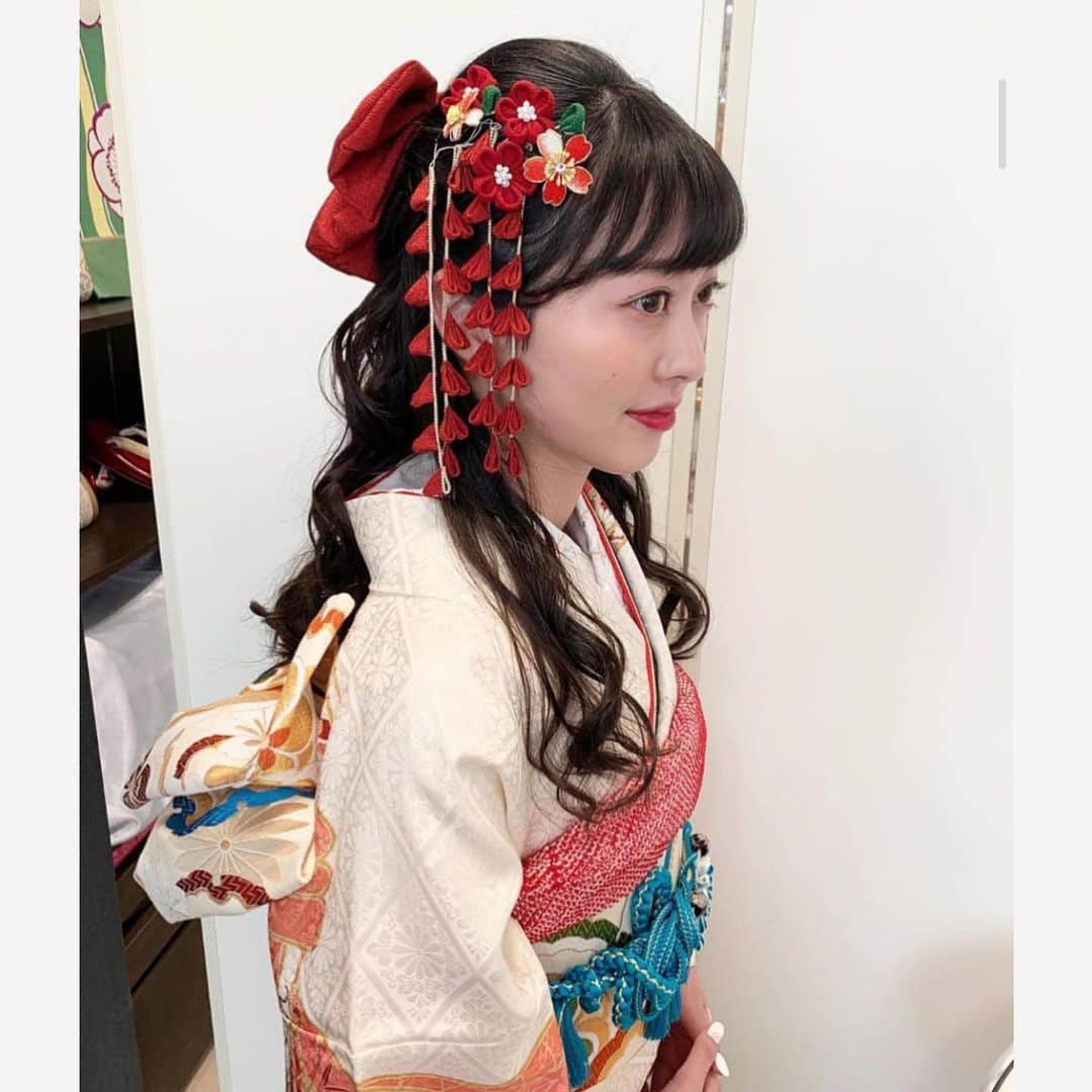 日達舞のインスタグラム：「. 2021年明けましておめでとう御座います🎍  昨年も大変お世話になりました。 いつも私の"やりたい！"に全力で応えてくれる環境があることに本当に感謝しています。  皆様今年もよろしくお願い致します🐮❤️  #2021 #2021年 #振袖 #成人式ヘア #成人式前撮り #着物 #ミス日本 #ミスコン #ミスコンファイナリスト #2021ミス日本ファイナリスト #ノーマルカメラ  #iphoneカメラ」