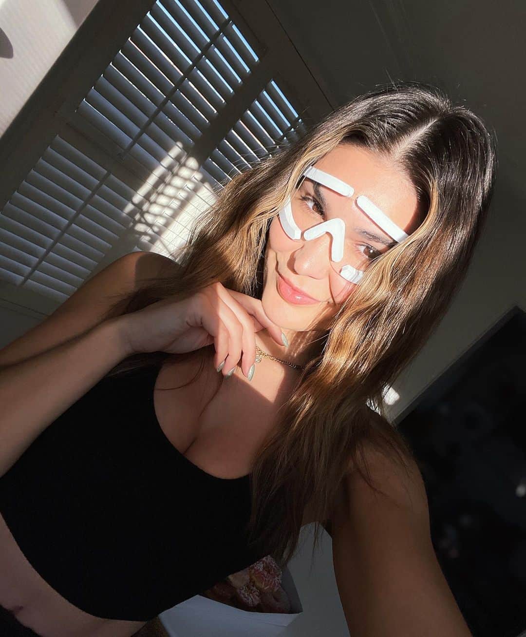 キャシー・ケリーのインスタグラム：「still servin up an NYE look with lasik goggles and sweatpants. GOT THAT 20-20 VISION AFTER ALL *sobs internally*  grateful for the friends who sent recovery donuts when my eyes were too blurry to find the postmates app. and grateful to be done with this dumpster fire of a year 🎉」