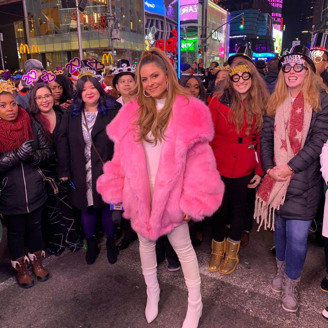 マリア・メノウノスさんのインスタグラム写真 - (マリア・メノウノスInstagram)「Looking back at all the fun memories in Times Square! Hope we can go back to normal next year!」1月1日 9時18分 - mariamenounos