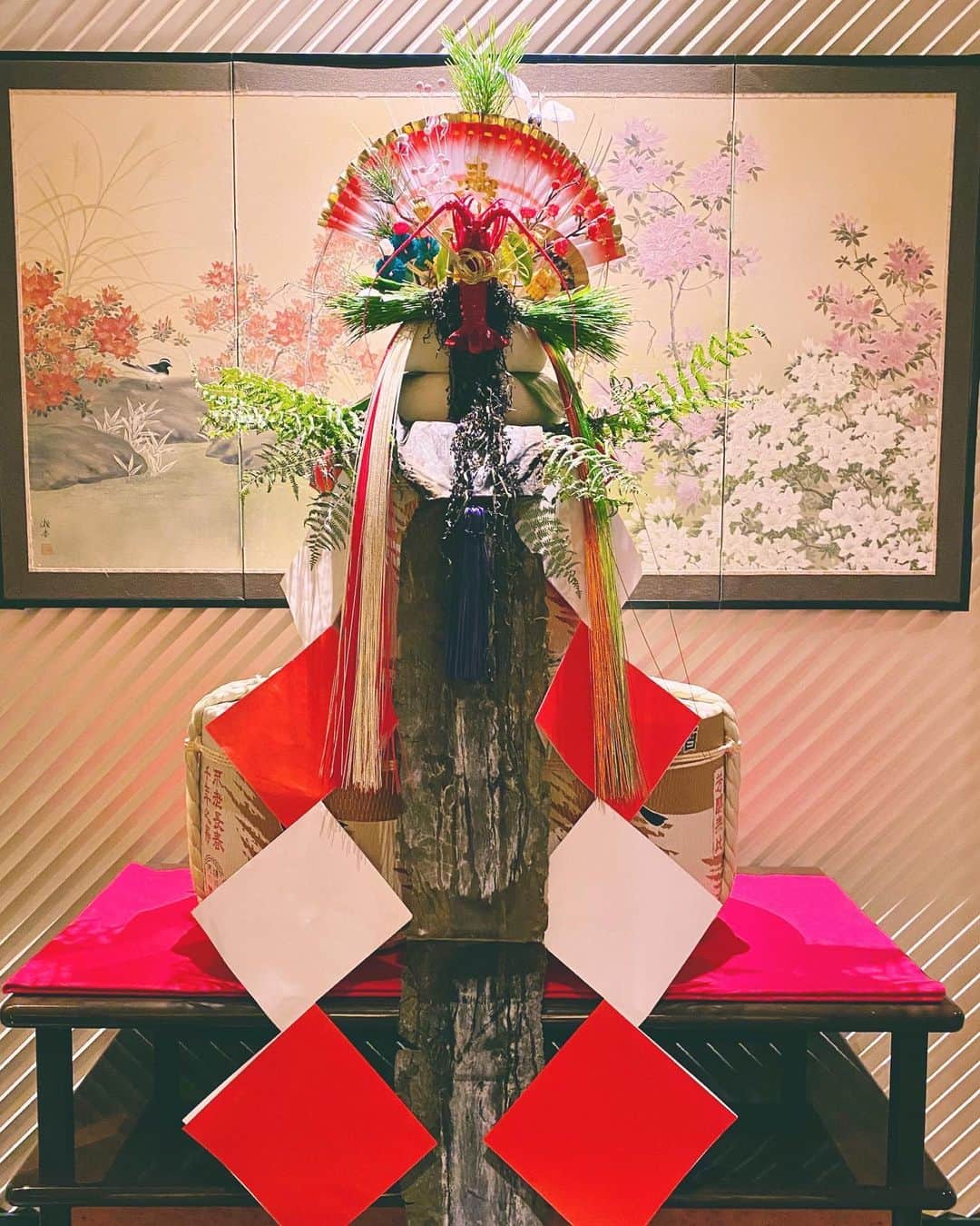 横浜ロイヤルパークホテルのインスタグラム：「明けましておめでとうございます。 本年も宜しくお願い申しあげます。  2021年　元日」