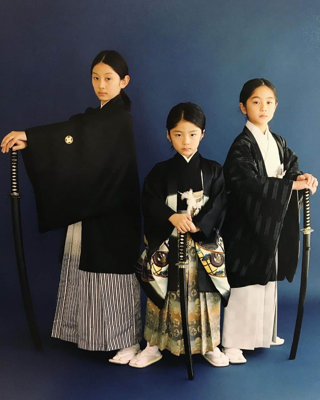ナカイシミキさんのインスタグラム写真 - (ナカイシミキInstagram)「🎍 𝕒 𝕙𝕒𝕡𝕡𝕪 𝕟𝕖𝕨 𝕪𝕖𝕒𝕣🎍 ・ 去年もたくさんお世話になりました🙇‍♀️ ・ 今年も家族ともども よろしくお願いします👨‍👨‍👦 ・ ・ ・ ・ ・ ・ #3BOYS #3兄弟　#3brothers #男の子　#あけましておめでとう　#kimono #和装　#七五三　#家族写真　#newyear」1月1日 9時19分 - mikivicious