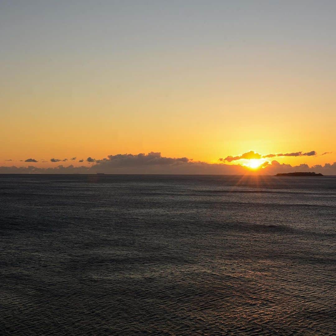 ホテルニューアカオ　熱海温泉＆リゾートのインスタグラム：「あけましておめでとうございます🌅 本年も宜しくお願い申し上げます。  今年は少し雲の上からですが、美しい初日の出を見る事が出来ました。そして今は元日に相応しい美しい海と青空です。」