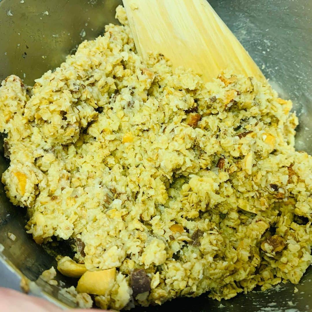 一条もんこさんのインスタグラム写真 - (一条もんこInstagram)「焙煎クミンのグラノーラクッキー。 ココナッツオイルでこうばしく。止まらないおいしさ！  賞味期限の過ぎてしまったグラノーラをココナッツオイルと薄力粉でリメイク。 女子大生の姪にスパイス料理レッスンの年越しでした。 #自作#スパイス菓子#グラノーラ#クッキー#クミン#スパイス料理#リメイク#アレンジ料理#焙煎クミン#ローストクミン#いい香り#年越し#一条もんこ」1月1日 9時23分 - monko1215