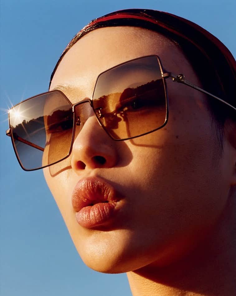 Bergdorf Goodmanさんのインスタグラム写真 - (Bergdorf GoodmanInstagram)「2021 VISION ✨ Look to bold frames, like @alexandermcqueen’s, for those brighter days ahead. Available now in store on the Main Floor and online at BG.com.」1月1日 9時26分 - bergdorfs