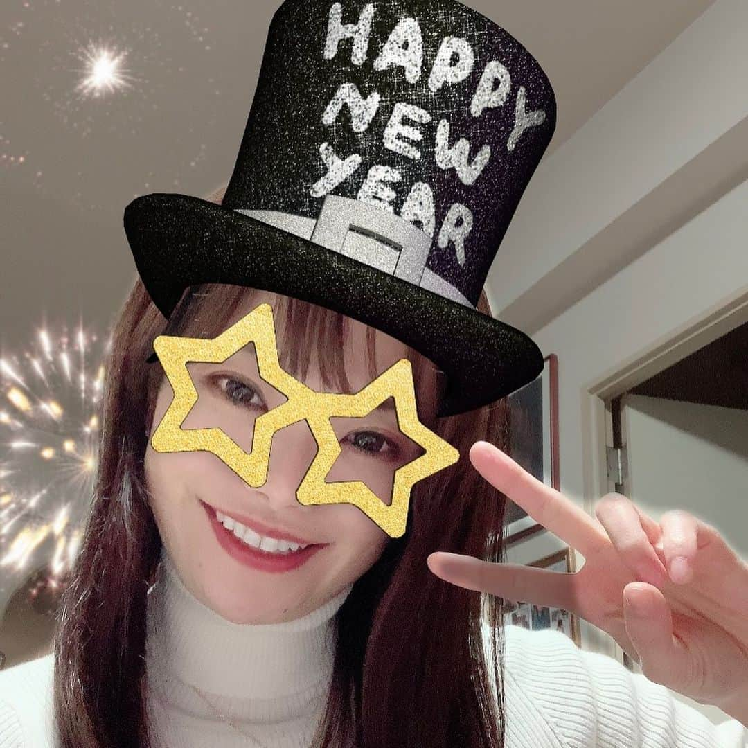 SHUUBIさんのインスタグラム写真 - (SHUUBIInstagram)「2021 あけましておめでとうございます 新年が皆さまにとって、ますます健康で幸多き年となりますように(^^) どうぞよろしくお願いいたします！！！  初夢は、、受験生の講習会してる夢でした、、、。笑  皆さんはどんな夢でしたか？(^^)  って！初夢は本日みる夢とのことです！！！！ そうだったー！！！！フライング失礼しました🙇‍♀️😱😵  皆さま、今夜、良き夢を🥰💕🙏  #shuubi #シンガーソングライター #音楽 #音楽好きな人と繋がりたい #ピアノ #弾き語り」1月1日 9時28分 - shuubihidemi