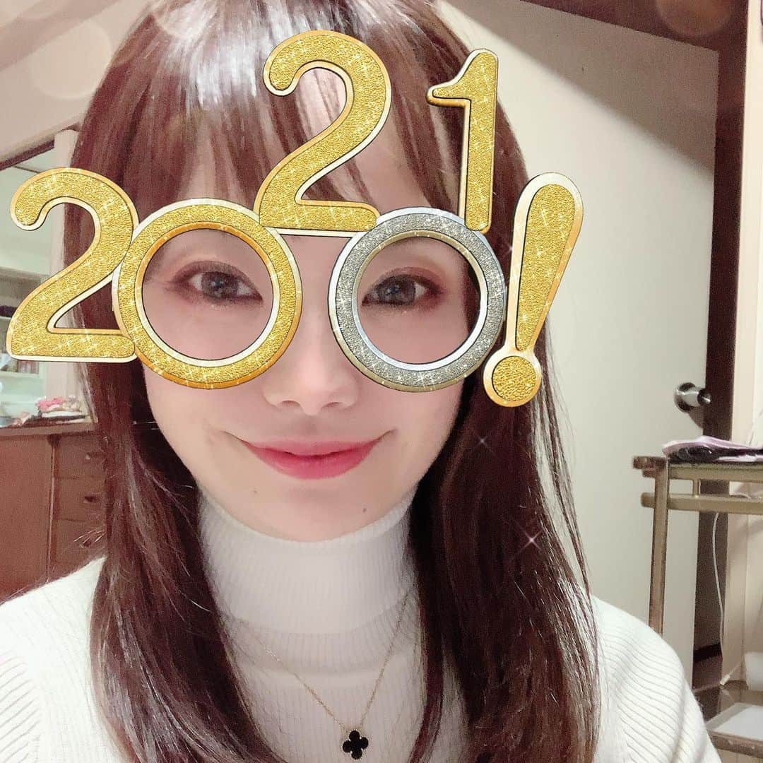 SHUUBIさんのインスタグラム写真 - (SHUUBIInstagram)「2021 あけましておめでとうございます 新年が皆さまにとって、ますます健康で幸多き年となりますように(^^) どうぞよろしくお願いいたします！！！  初夢は、、受験生の講習会してる夢でした、、、。笑  皆さんはどんな夢でしたか？(^^)  って！初夢は本日みる夢とのことです！！！！ そうだったー！！！！フライング失礼しました🙇‍♀️😱😵  皆さま、今夜、良き夢を🥰💕🙏  #shuubi #シンガーソングライター #音楽 #音楽好きな人と繋がりたい #ピアノ #弾き語り」1月1日 9時28分 - shuubihidemi