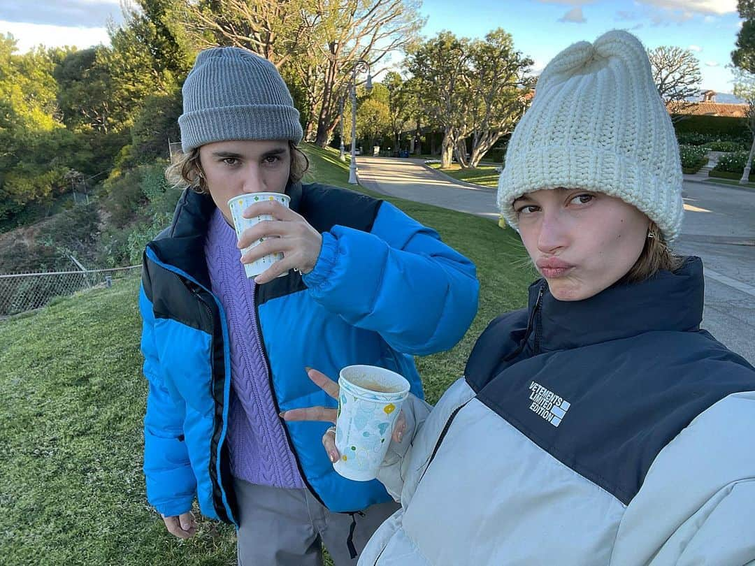 ジャスティン・ビーバーさんのインスタグラム写真 - (ジャスティン・ビーバーInstagram)「Just a couple, with matching jackets, beanies (tuques) if ur Canadian and coffee ready to bring in the new year with our friends and family!! Hope to see u there it’s ur last chance www.justinbiebernye.com」1月1日 9時29分 - justinbieber