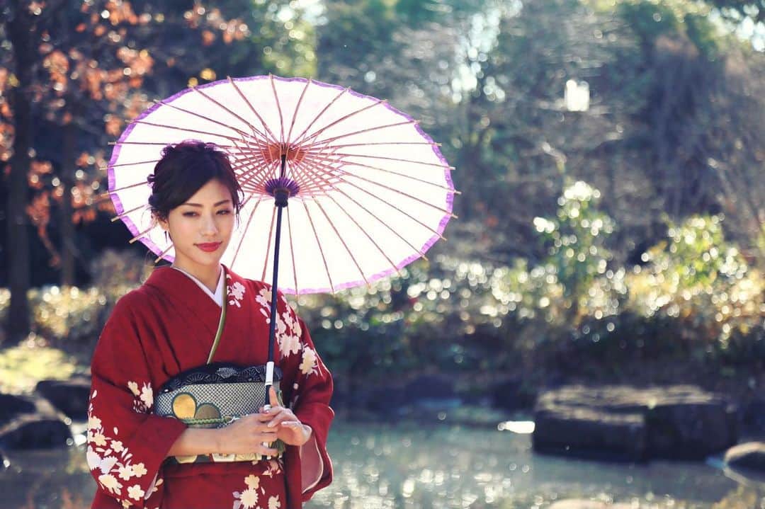 星野奏さんのインスタグラム写真 - (星野奏Instagram)「・ あけましておめでとうございます🐮 今年もよろしくお願いします〜⭐️  2021もきっと我慢が多い年になると思うけど、 守りたいもののために頑張って乗り切ります✊🏻 人の為に生きるのも悪くない！  色々落ち着いた頃に、もっと外の世界を見させてあげたいし、お友達もたくさん作ってあげたいな😊  #あけましておめでとうございます  #2021 #japanese #shooting #過去pic #ママスタグラム#kimono #kimonostyle」1月1日 9時29分 - hoshino_kanade_