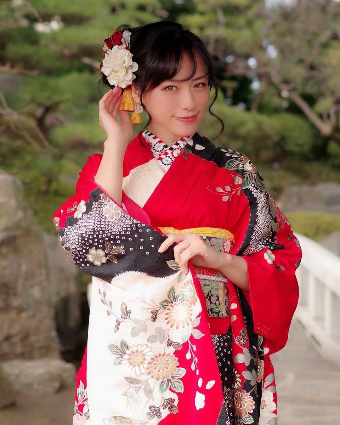 柏木美里のインスタグラム：「明けましておめでとうございます🎍✨ 今年もよろしくお願いします😽💕  1月24日(日)に晴着の撮影会も行います❣️ 是非ご参加ください😻  #2021 #晴着 #振袖 #何回着るの笑 #kimono #japanesegirl #撮影会 #モデル #今年も仲良くしてね」