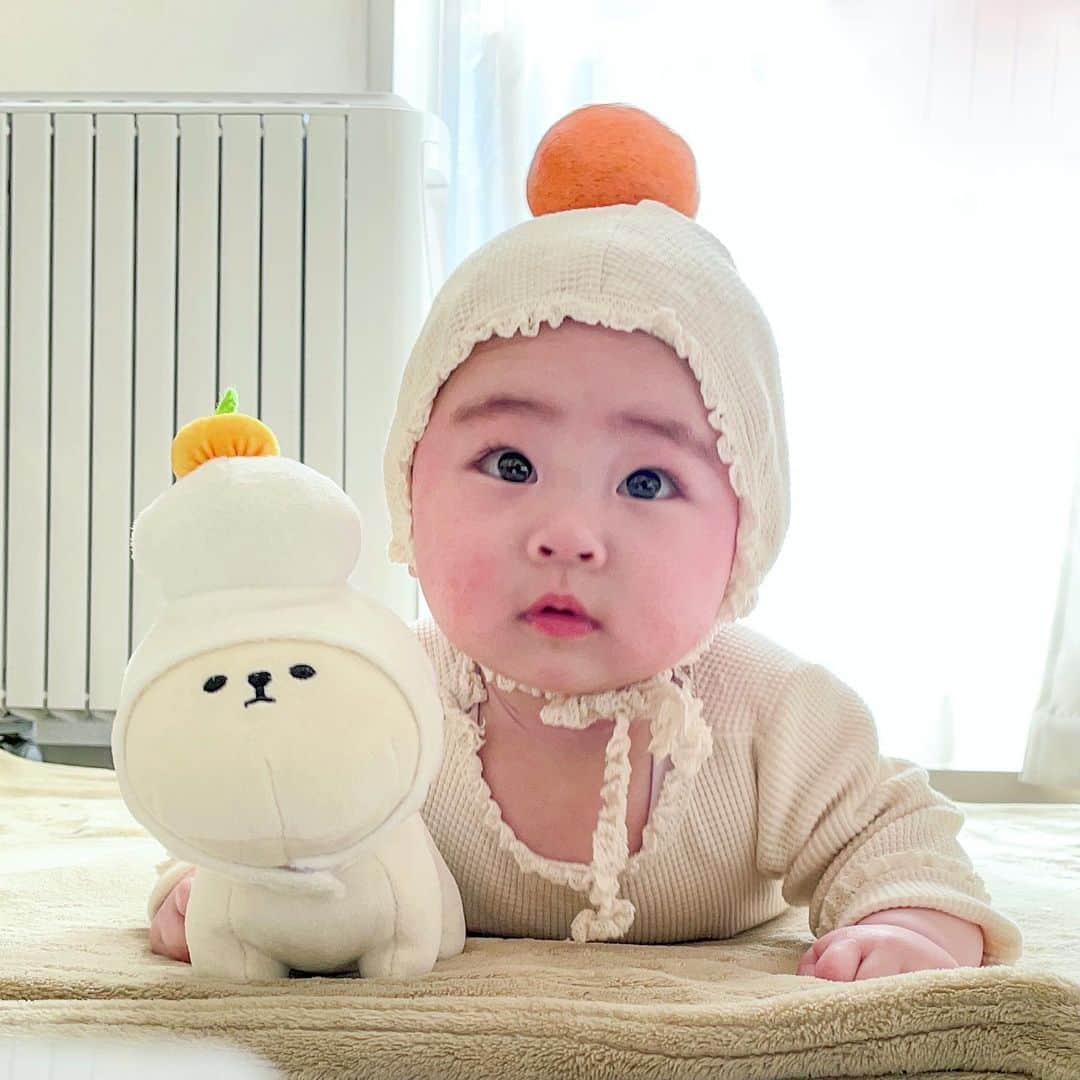 栄田祥子のインスタグラム：「新しい一年🍊 どんな状況でも、どんな心境でも、暮らしは待った無しだね。みんなのもとに気持ちの良い風が吹きますように！」