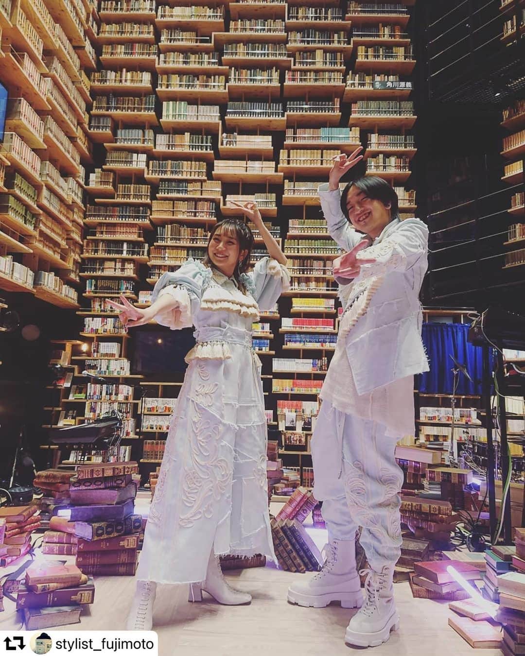 メアグラーティアさんのインスタグラム写真 - (メアグラーティアInstagram)「2020年最後の日、衣装デザイン•製作でお手伝いさせていただきました。#repost @stylist_fujimoto ・・・ 2020年、〆の日はYOASOBIさんの紅白歌合戦の衣裳デザイン・スタイリングで参加させていただきました。 小説から音楽を生むYOASOBI。"夜に駆ける"を聴いた日、浮かんだワードは "再生" でした。 着古されたデニムを、さらにブリーチからのブリーチ、、、そして、リメイク。 肌触りを大事に、小説から音楽を生むYOASOBIと、またチームとして幾度の打ち合わせ・コミュニケーションを重ねて創りあげることができました。感謝です。  #YOASOBI @ayase_0404 @lilasikuta   @yoasobi_staff  #夜に駆ける #再生 #デニム #リメイク  #紅白歌合戦 @kouhaku_nhk  #角川武蔵野ミュージアム @kadokawa_culture_museum  member,,, key/cho.禊萩ざくろ(@mshg_zqr ) Gt.AssH(@AssH_Guitarist ) Dr.仄雲(@honogumo ) Ba.やまもとひかる(@RUMVERworld )  special thanks,,, @meagratia   #mywork #costumedesign #stylist #fashion #tokyo #meagratia」1月1日 9時36分 - meagratia