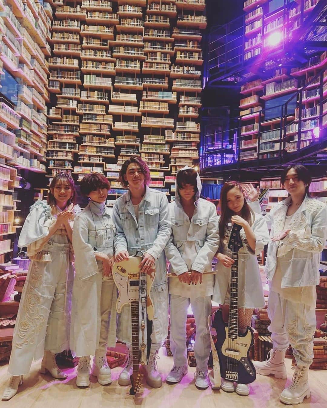 メアグラーティアさんのインスタグラム写真 - (メアグラーティアInstagram)「2020年最後の日、衣装デザイン•製作でお手伝いさせていただきました。#repost @stylist_fujimoto ・・・ 2020年、〆の日はYOASOBIさんの紅白歌合戦の衣裳デザイン・スタイリングで参加させていただきました。 小説から音楽を生むYOASOBI。"夜に駆ける"を聴いた日、浮かんだワードは "再生" でした。 着古されたデニムを、さらにブリーチからのブリーチ、、、そして、リメイク。 肌触りを大事に、小説から音楽を生むYOASOBIと、またチームとして幾度の打ち合わせ・コミュニケーションを重ねて創りあげることができました。感謝です。  #YOASOBI @ayase_0404 @lilasikuta   @yoasobi_staff  #夜に駆ける #再生 #デニム #リメイク  #紅白歌合戦 @kouhaku_nhk  #角川武蔵野ミュージアム @kadokawa_culture_museum  member,,, key/cho.禊萩ざくろ(@mshg_zqr ) Gt.AssH(@AssH_Guitarist ) Dr.仄雲(@honogumo ) Ba.やまもとひかる(@RUMVERworld )  special thanks,,, @meagratia   #mywork #costumedesign #stylist #fashion #tokyo #meagratia」1月1日 9時36分 - meagratia