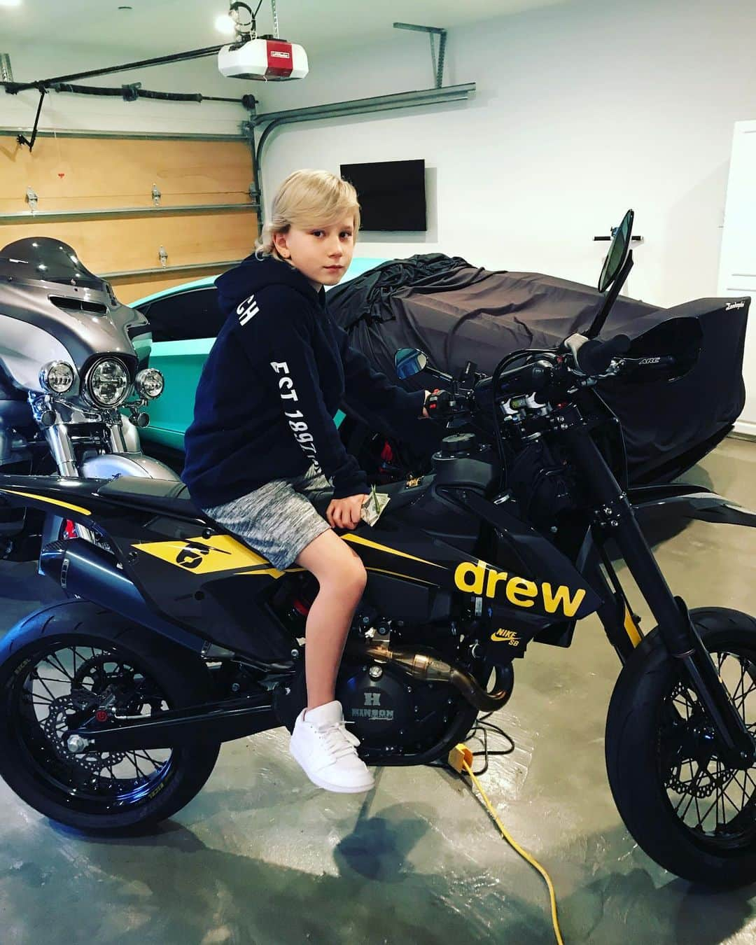 ジャクソン・ビーバーさんのインスタグラム写真 - (ジャクソン・ビーバーInstagram)「Happy New Years #drewhouse #newyears」1月1日 9時38分 - jaxonbieber