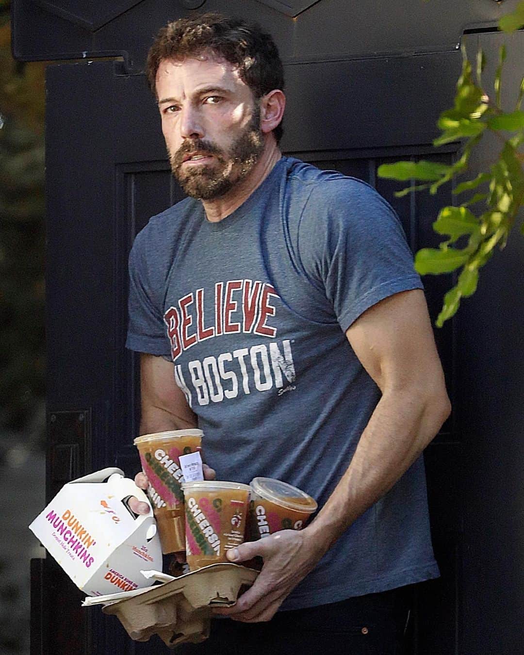 Just Jaredさんのインスタグラム写真 - (Just JaredInstagram)「A new set of candid Ben Affleck photos are going viral as they perfectly sum up 2020. Tap this photo at the LINK IN BIO to see the full sequence of photos. #BenAffleck Photo: Backgrid」1月1日 9時39分 - justjared