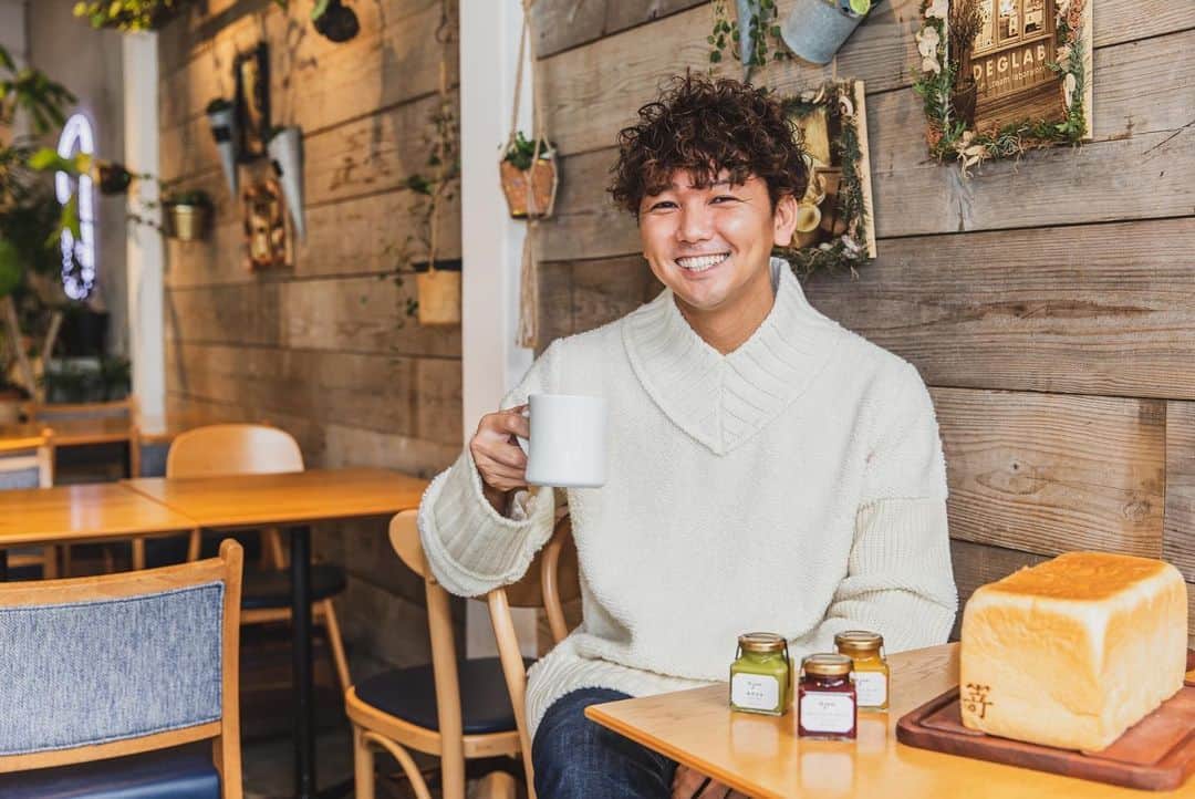 嵜本将光 のインスタグラム：「新年明けましておめでとうございます。﻿ ﻿ ﻿ 旧年は想像もしなかった魔のウィルスにより﻿ 全世界が大変な年になりました。﻿ ﻿ ﻿ 今までひとつひとつ作り上げてきたブランドや店舗も、 一気に撤退しなければならないという決断を迫られ、﻿ 結果、多くの仲間と信用を失いました。﻿ ﻿ 今まで経験した事の無い事態に、﻿ 精神的にもかなり追い詰められた一年でした。﻿ ﻿ ﻿ しかし、同時に周りの方々に支えられ、﻿ 人と人との繋がりの大事さに改めて気づく事が出来た、 素晴らしい年でもありました。﻿ ﻿ ﻿ 制限がある中、家族と過ごす時間を今まで以上持てた事で、 当たり前の日常がどれほど幸せな事かも改めて実感出来ました。﻿ ﻿ ﻿ ﻿ ﻿ いつもドロキアオラシイタブランドを 応援して下さっているお客様、﻿ 温かく見守ってくださっているフォロワーの皆様、﻿ ﻿ 本年も感謝の気持ちを忘れず、常に笑顔を絶やさず、﻿ 皆様により応援していただけるよう、﻿ 精一杯努めてまいります！﻿ ﻿ ﻿ まだまだコロナ収束の先行きが不安な時期ではありますが、﻿ 2021年が皆様にとって、﻿ 更なる飛躍繁栄の年になりますよう﻿、祈願しております。﻿ ﻿ ﻿ 本年もどうぞ宜しくお願い申し上げます。﻿ ﻿ ﻿ ﻿ 嵜本将光」