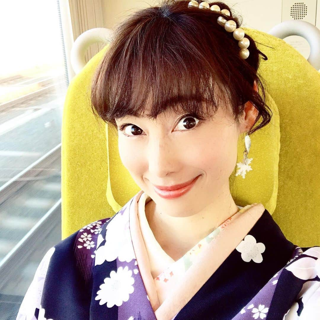 佐藤康恵さんのインスタグラム写真 - (佐藤康恵Instagram)「皆さま、開けましておめでとうございます🌅🎍 大好きな着物を着ました👘 穏やかな気持ちで一年過ごせますように💖💖💖 皆さん、本年もよろしくお願い申し上げます☺️  #happynewyear #yasuesato #佐藤康恵 #smile #actress #singer #model #designer #ysjewel」1月1日 9時40分 - yasuesato.official